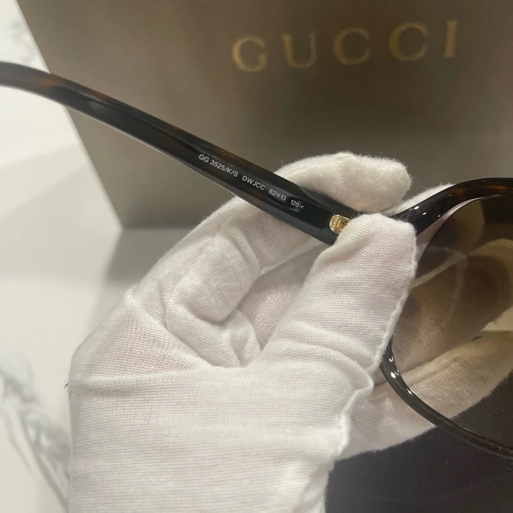 Gucci sunglass with case